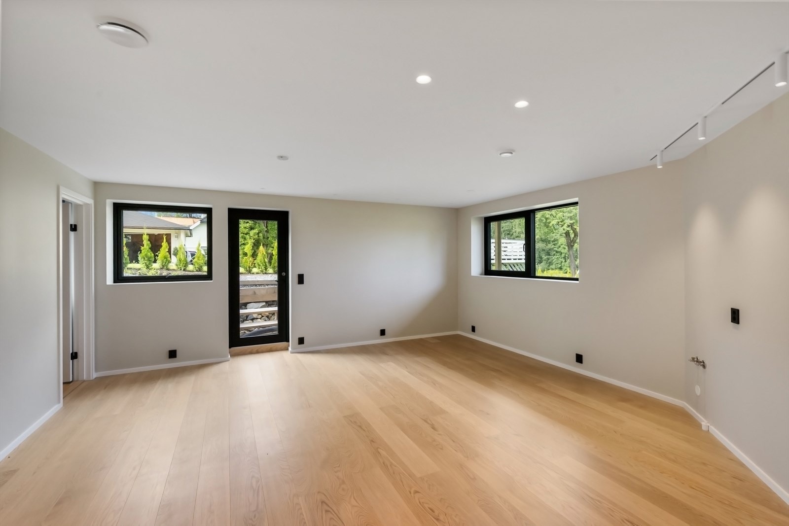 Egen inngang i underetasjen, Boen parkett. Jorvunnen vannbåren varme også i underetasjen. Galleribilde