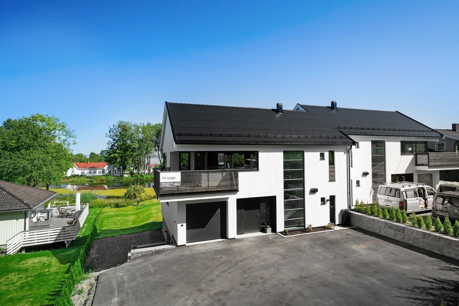 Ved inngangspartiet er det lagt stein som gir et ryddig førsteinntrykk. Galleribilde