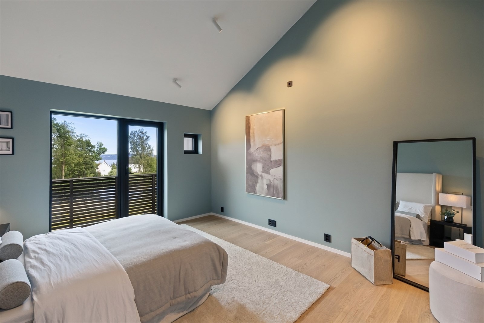 Rommet er av god størrelse med ekstra takhøyde. Galleribilde