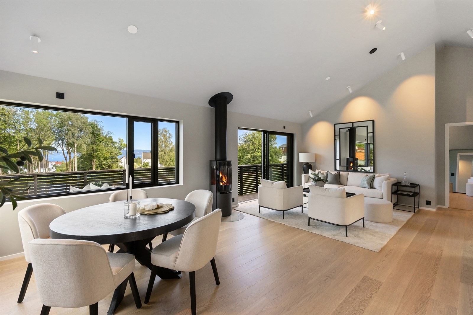 Her er det god plass til et stort spisebord. Galleribilde