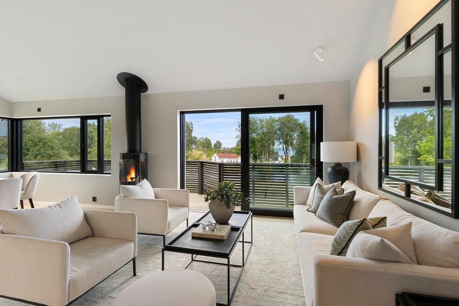 Listefrie overganger mellom vegg og himling og Elko pluss stikkontakter. Lysstyringssystem montert. Galleribilde