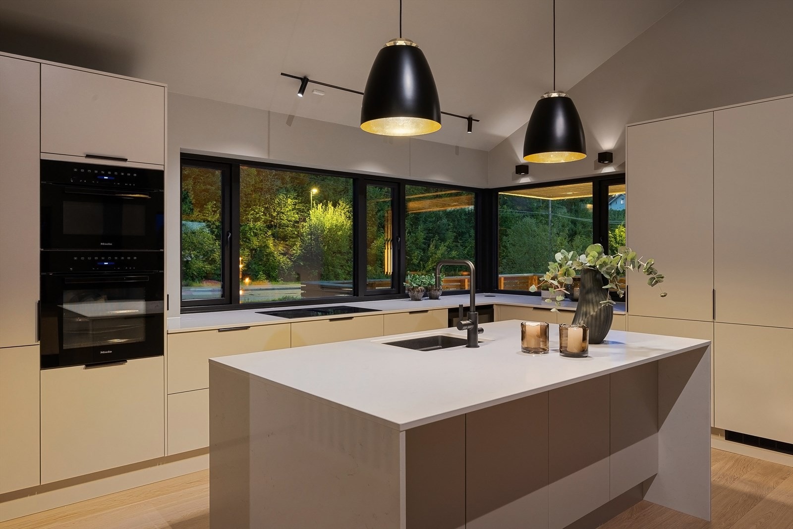 Sigdal kjøkken med kjøkkenøy i direkte tilknytning til stuen. Galleribilde