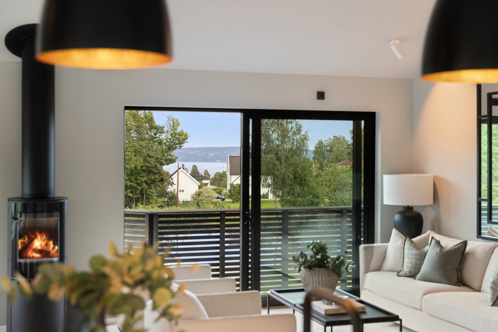 Flott utsikt og peis fra peis fra Aduro med tre glassfelt. Galleribilde