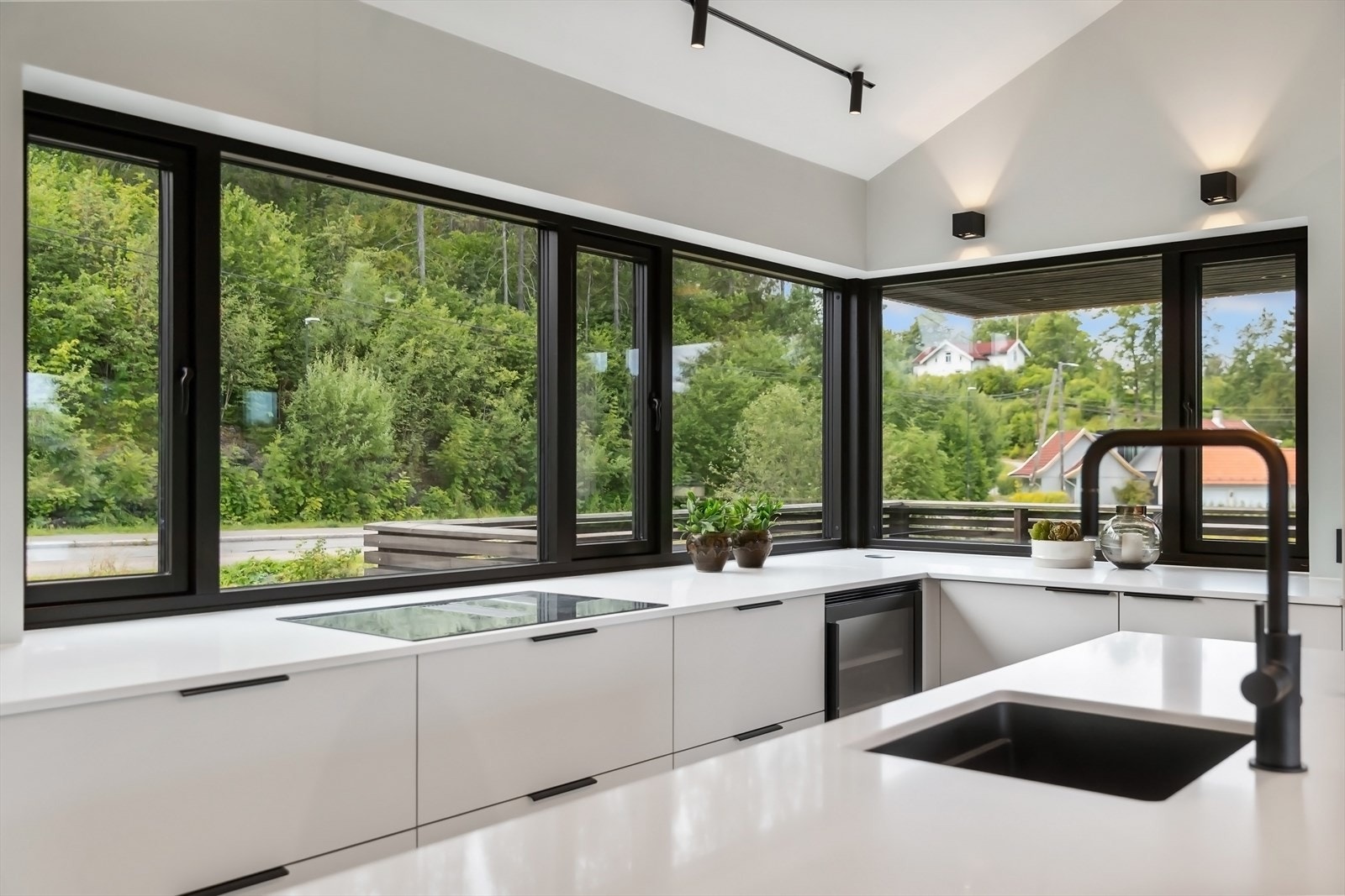 Store vindusflater som sørger for naturlig lysinnslipp. Galleribilde