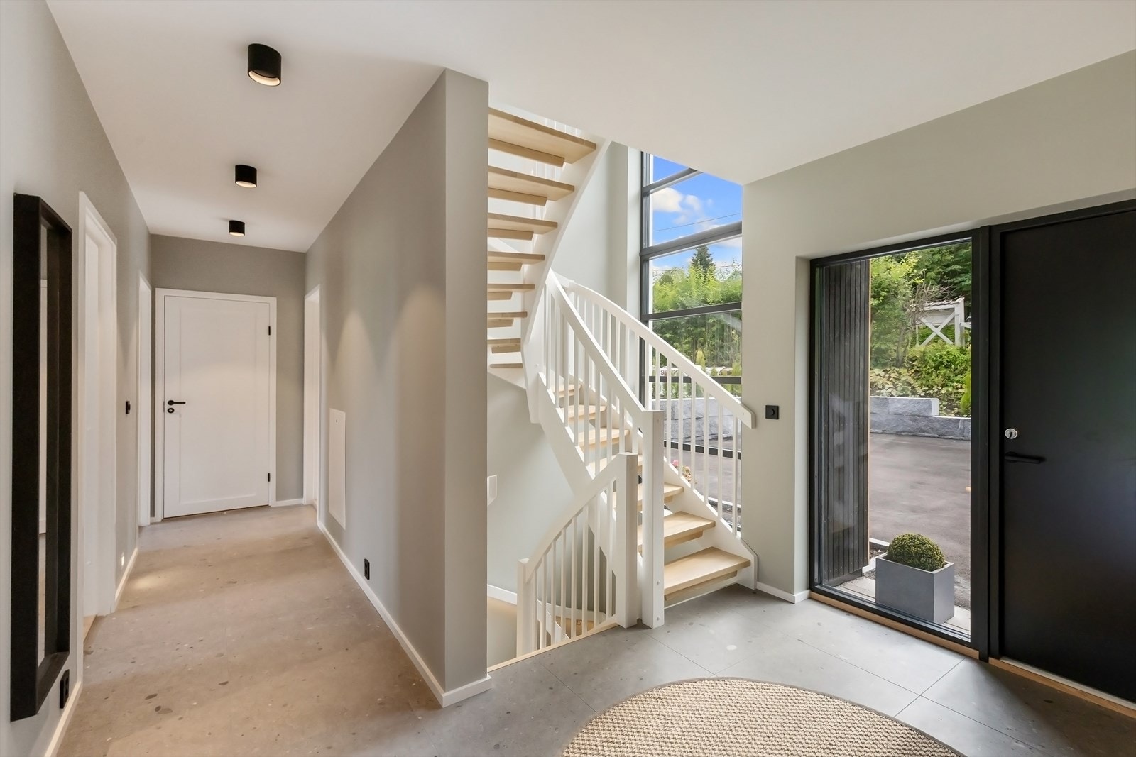 Stor entré med Provenza Ego Grigio fliser. Galleribilde