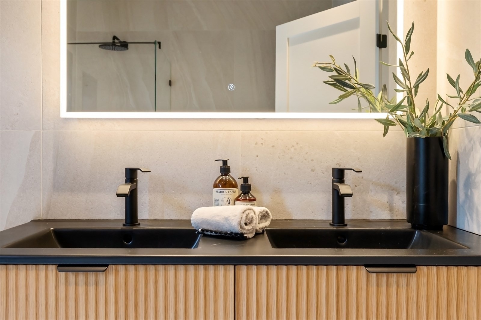 Dobbelservant og innredning fra vikingbad og speil med integrert belysning. Garnityr fra Tapwell. Galleribilde