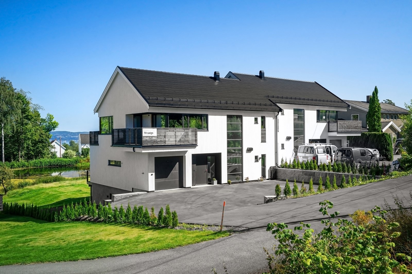 Praktfull del av tomannsbolig. Høy standrad, vannbåren varme ! Galleribilde