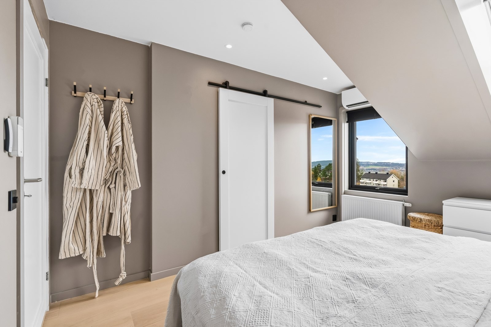 På soverommet er det varmepumpe og radiator for en behagelig innetemperatur. Galleribilde