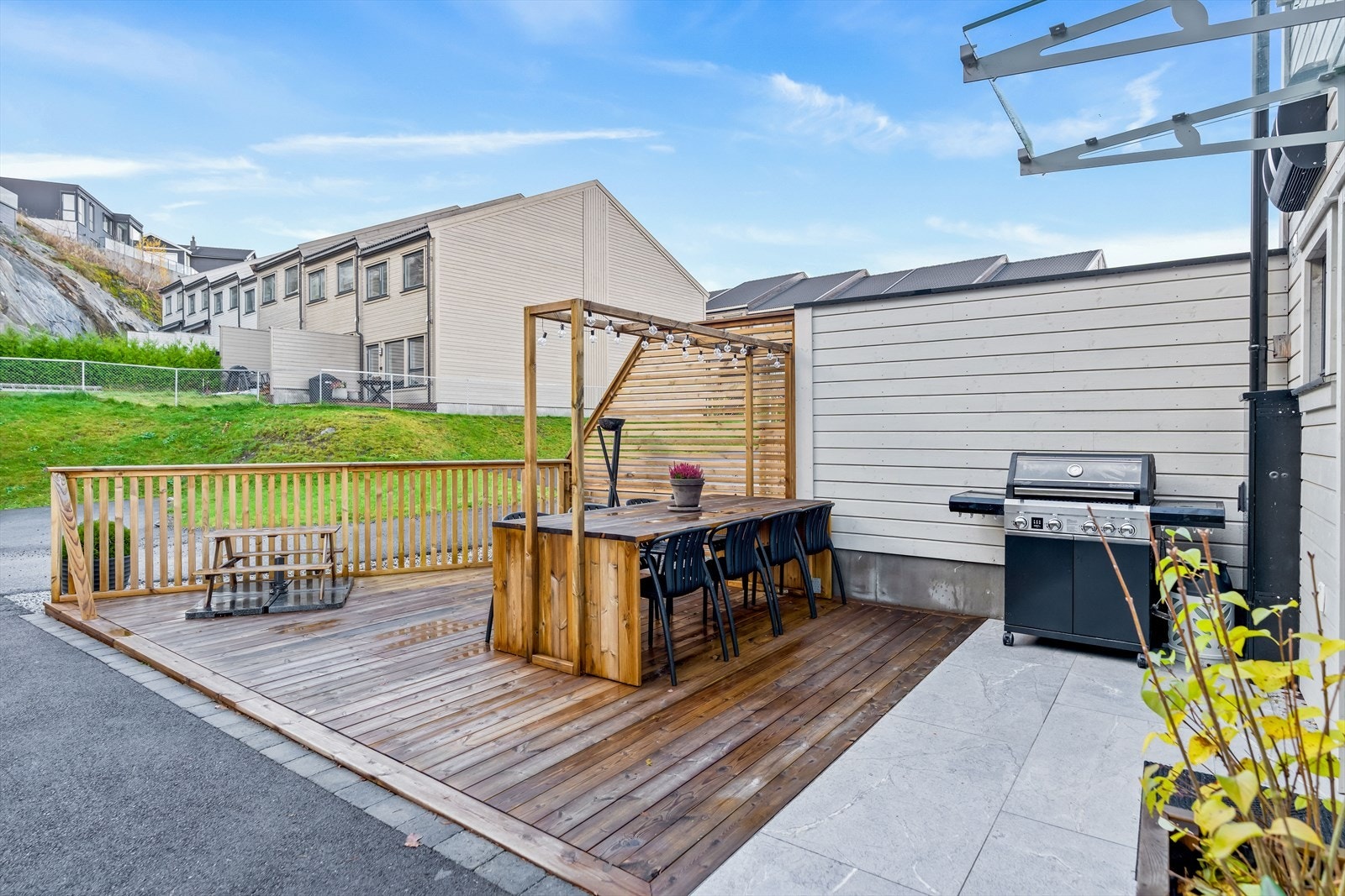 Her er det bygget et solid bord, perfekt for sene sommerkvelder. Galleribilde