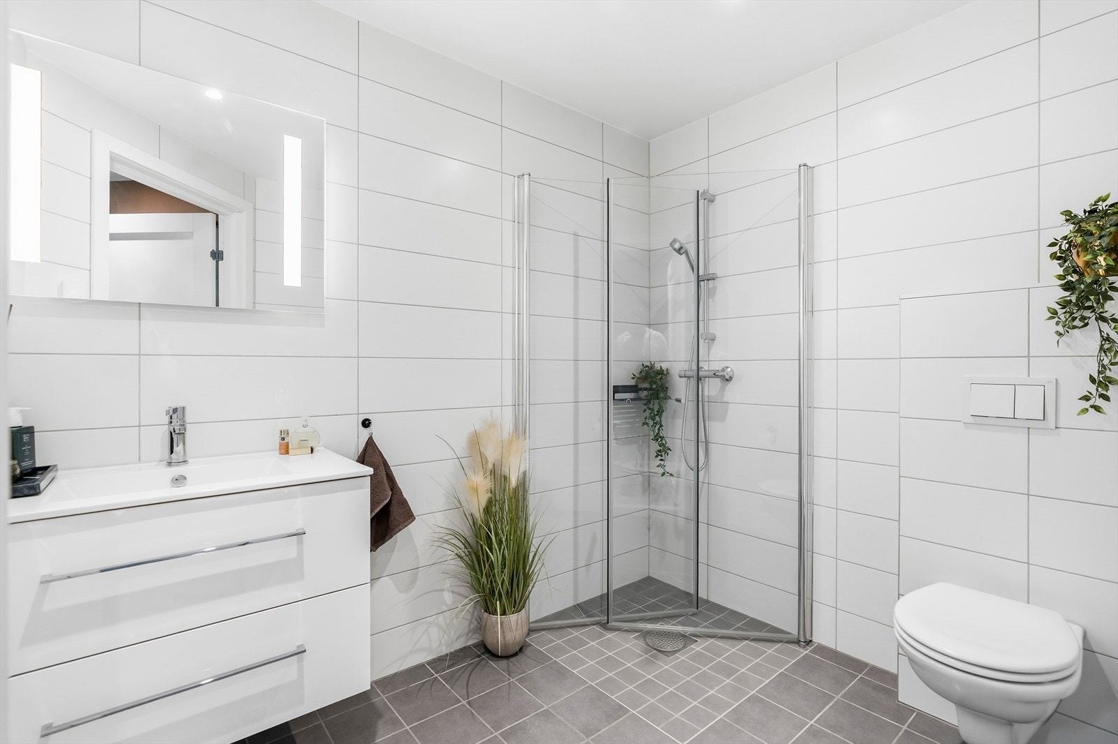 Baderom i tilknytning til entreen. Galleribilde