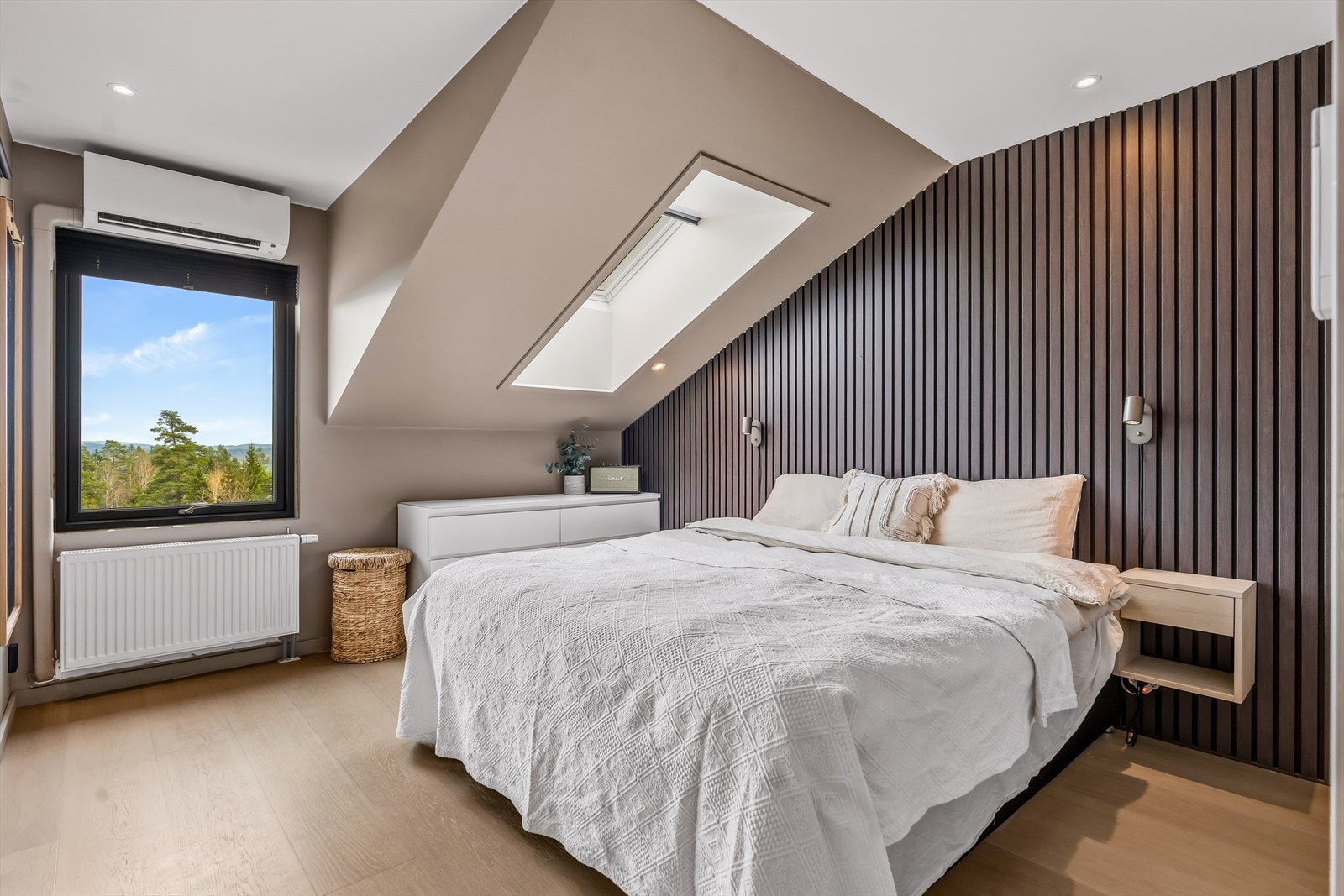 Hovedsoverommet er romslig og har god plass til dobbeltseng og nattbord. Spileveggen gir en myk brytning. Galleribilde