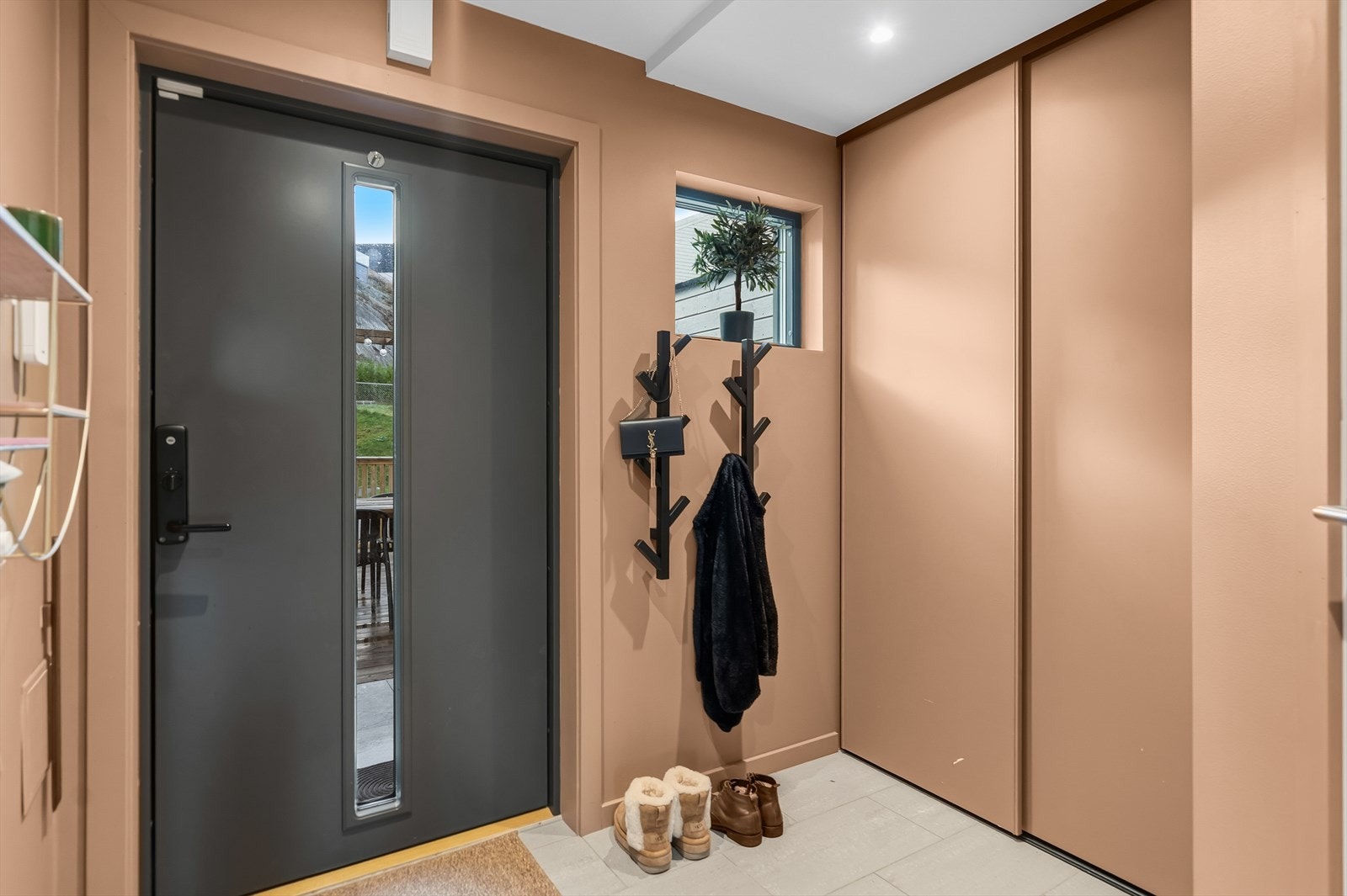 Velkommen inn! Entré med flislagt gulv og skyvedørsgarderobe. Galleribilde