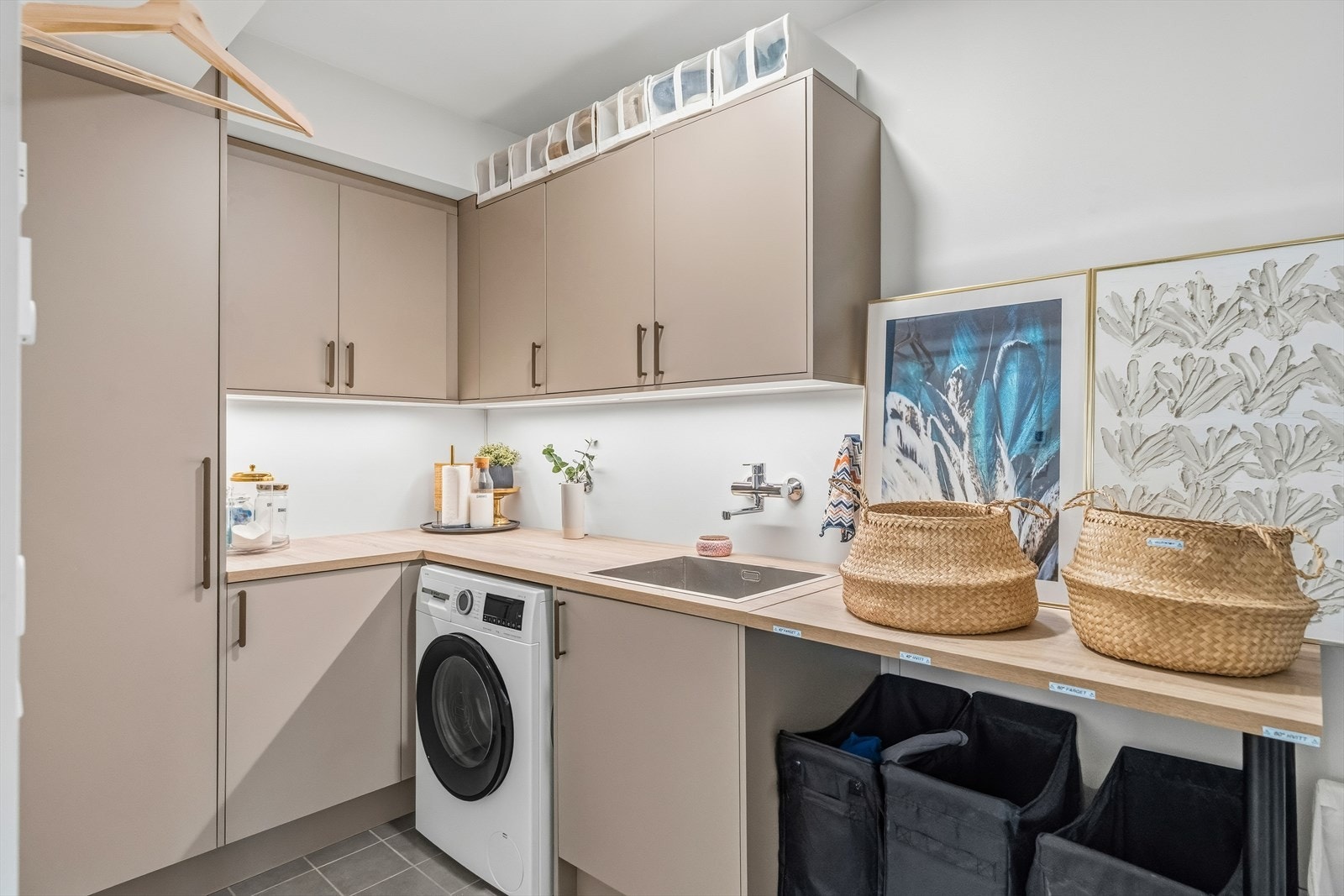 Parktisk vaskerom med god oppbevaringsplass. Galleribilde