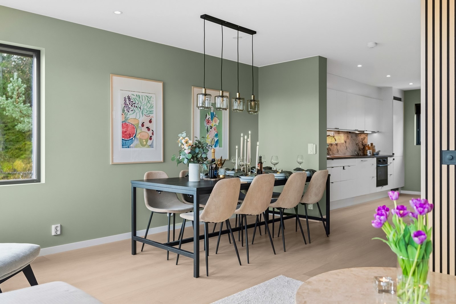 Her er det god plass til venner og familie på et hyggelig måltid! Galleribilde