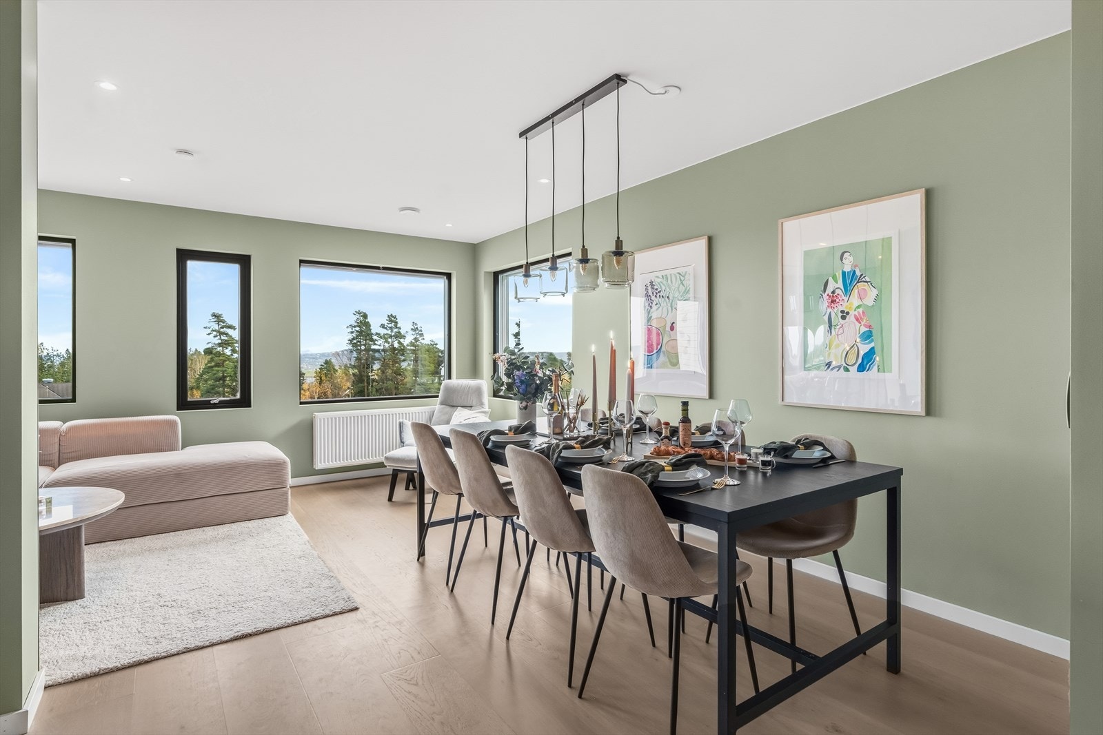 De store vindusflatene slipper inn rikelig med naturlig lys. Galleribilde