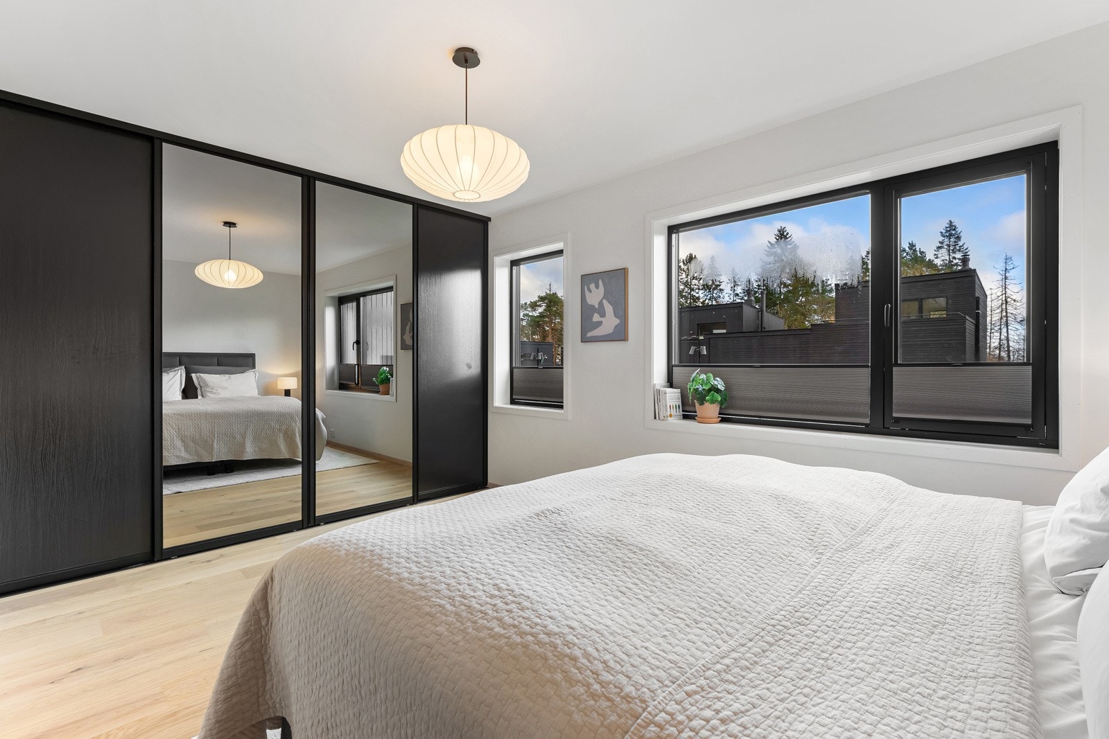 Rikelig med lagringsplass i to romslige skyvedørsgarderober - Vindusflater er utstyrt med lystette plisségardiner. Galleribilde