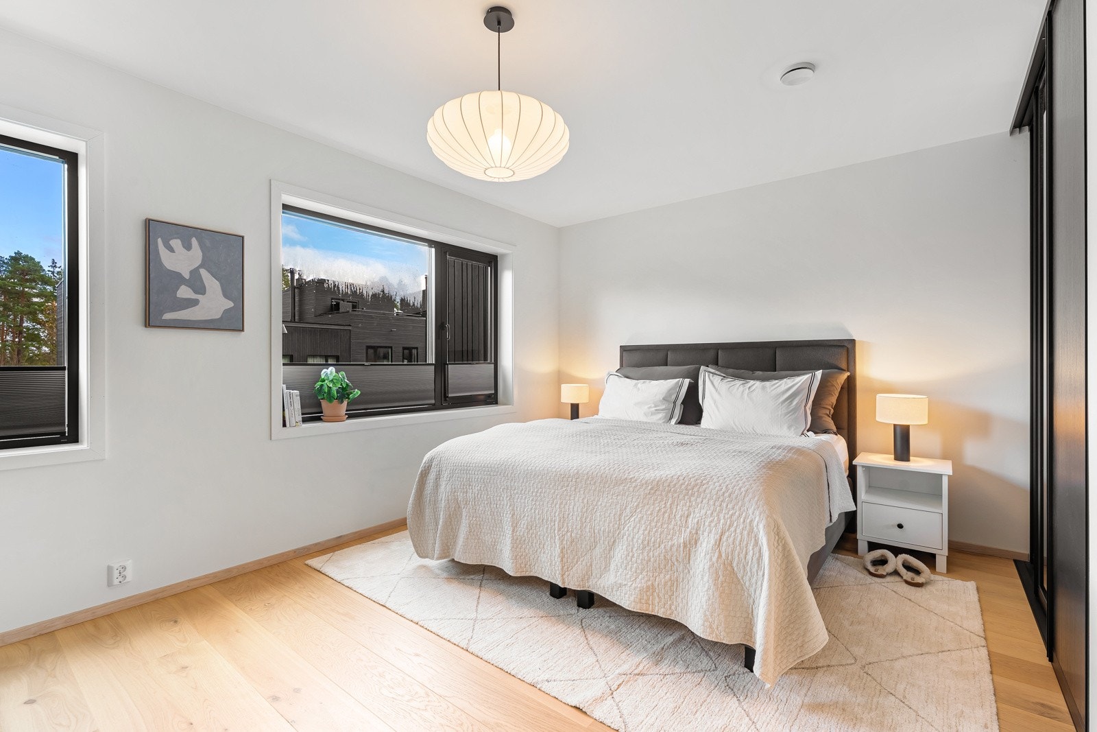 Hovedsoverom av generøs størrelse - God plass til stor dobbeltseng med tilhørende møblement. Galleribilde