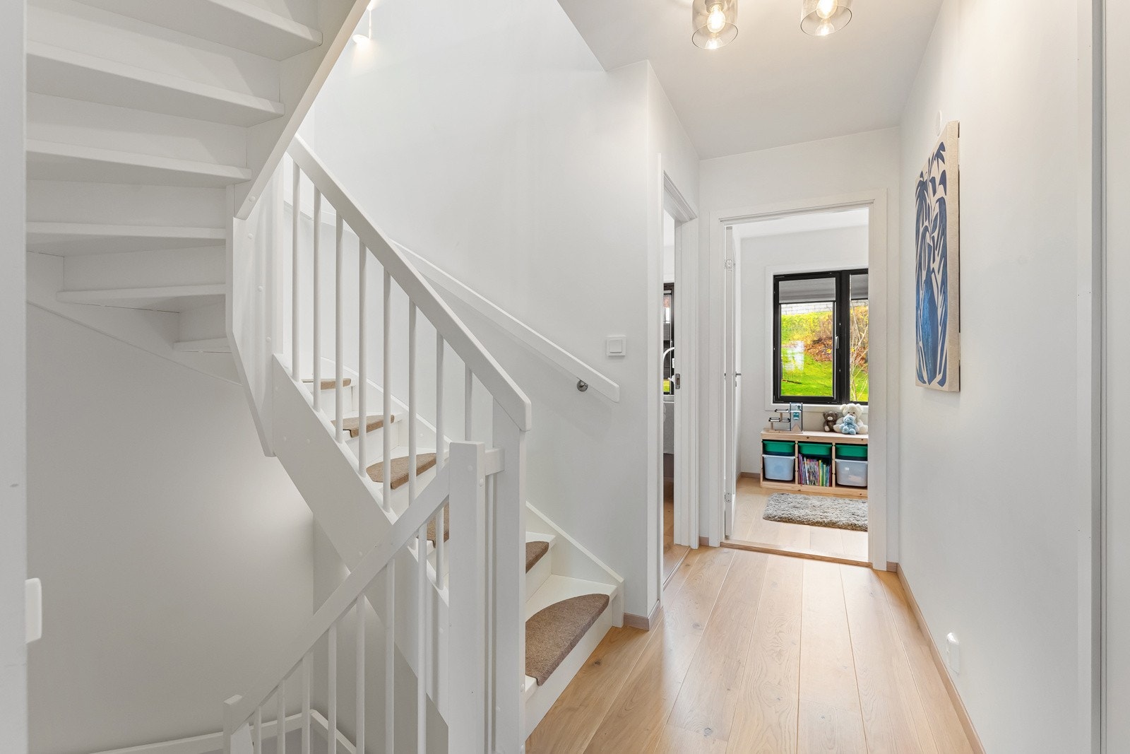 Soverom nr. 2 og 3 er hensiktsmessig plassert i motsatt ende av etasjen, godt adskilt fra hovedsoverommet. Galleribilde