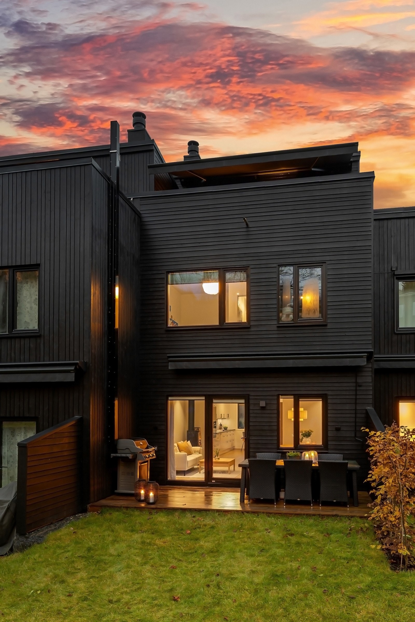 Moderne rekkehus fra 2024 fordelt over tre plan - Solrik markterrasse, takterrasse, garasjeplass og praktisk utebod. Galleribilde