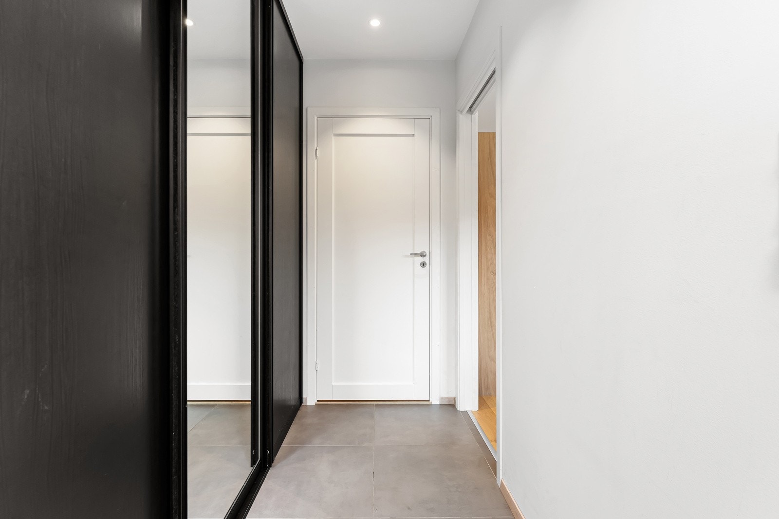 Lys entré med romslig skyvedørsgarderobe, downlights i himling og gulvvarme. Galleribilde