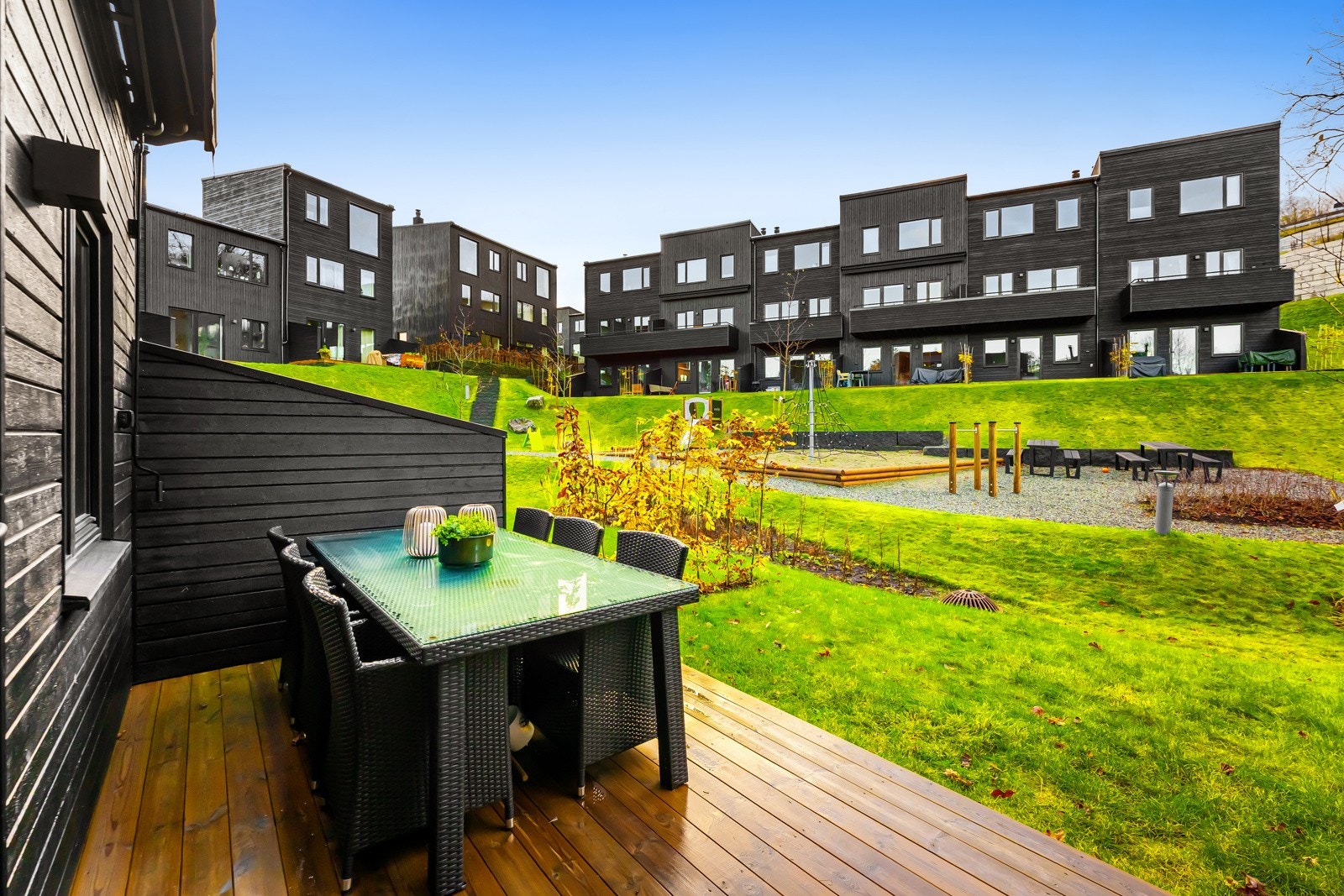 Vestvendt markterrasse på ca. 12 m² og privat hagedel - God avstand til omkringliggende bebyggelse. Galleribilde