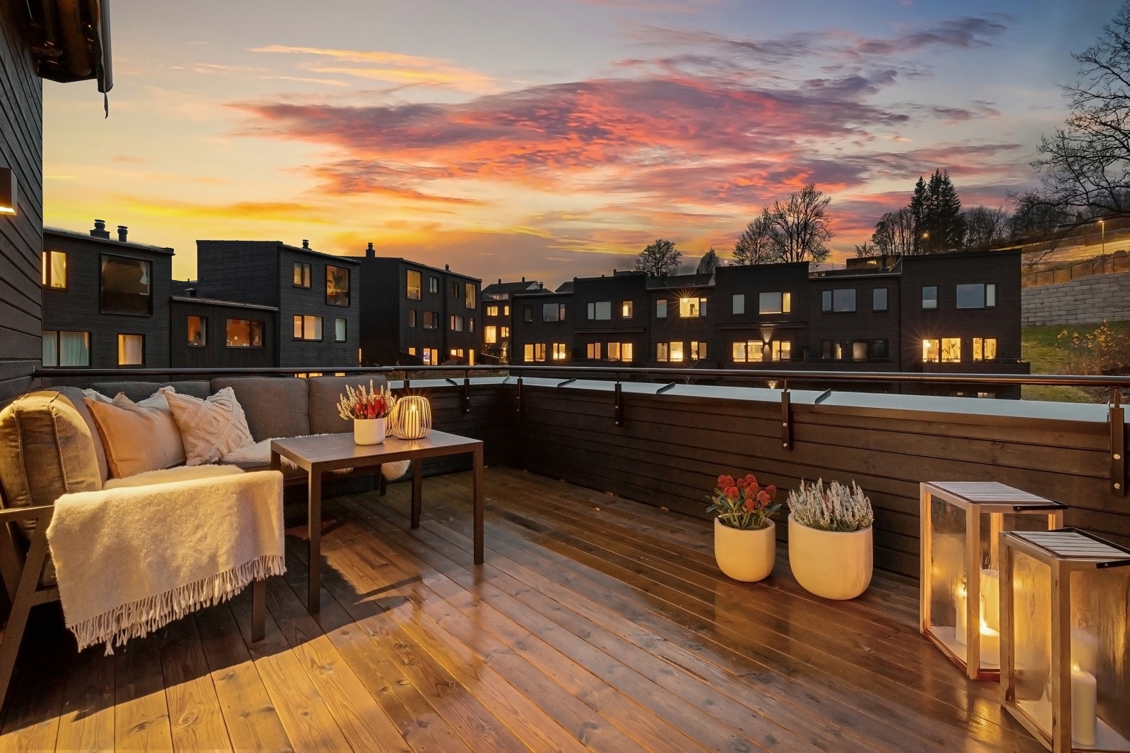 Solrik takterrasse med hyggelig utsyn over tunet. Galleribilde