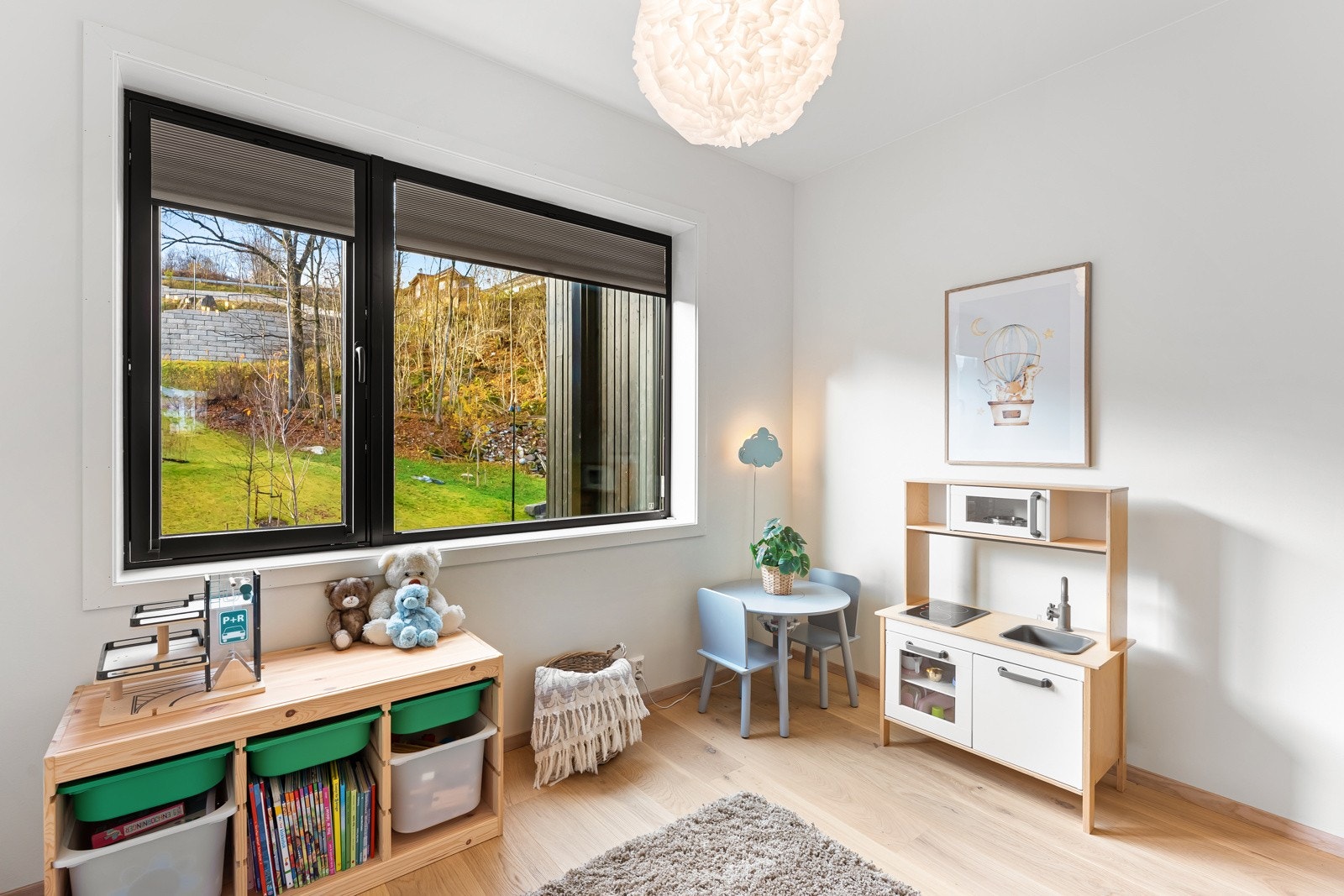 Soverom nr. 2 er av fin størrelse og har nydelig utsyn over pent opparbeidet fellesområde - Utstyrt med lystette plisségardiner. Galleribilde