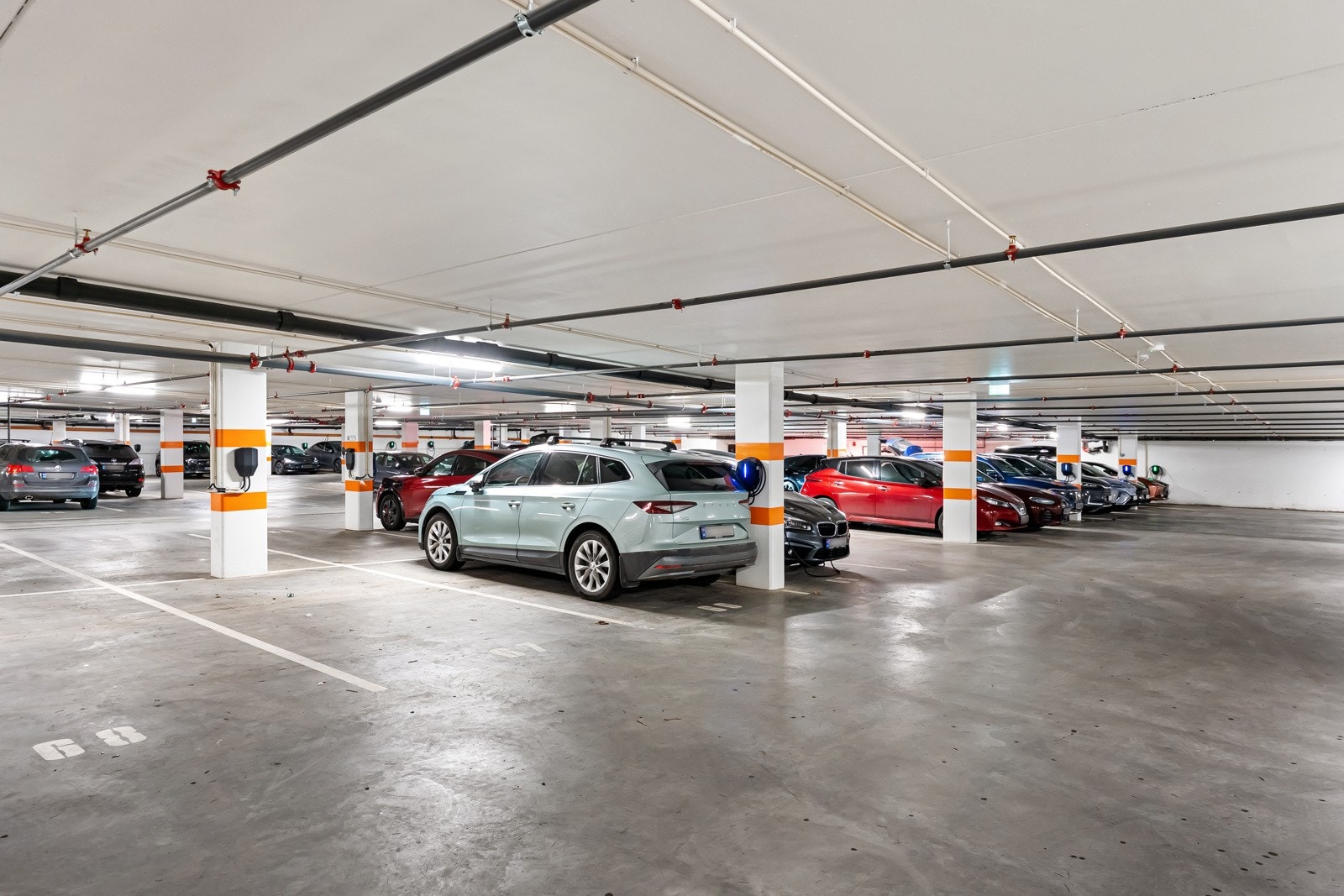 To parkeringsplasser i garasjeanlegg merket nr. 67 og 68 - Praktisk beliggende ved siden av hverandre. Det er etablert infrastruktur for elbillading på begge plassene, men ny eier må bekoste installasjon av ladeboks og tilkobling. Galleribilde