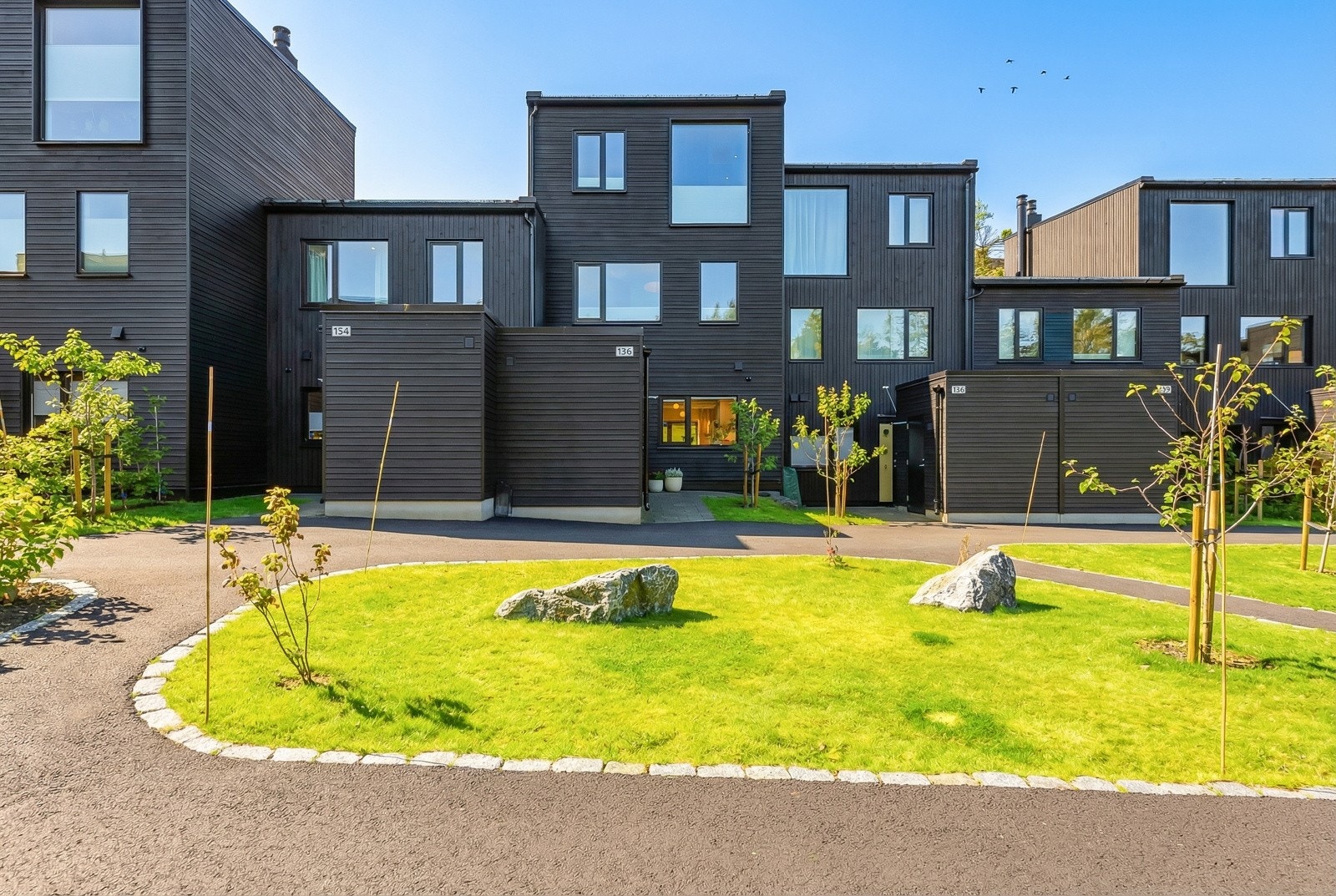 Edelløv Hageby byr på tilbaketrukne og fredfulle omgivelser med pent opparbeidede internveier - Fellesområdene er frodige og byr på bl.a. flere lekeplasser og fotballbane. Galleribilde