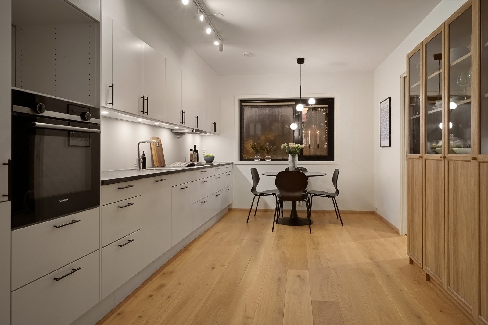 Innholdsrikt kjøkken fra anerkjente Sigdal med integrerte hvitevarer. Galleribilde