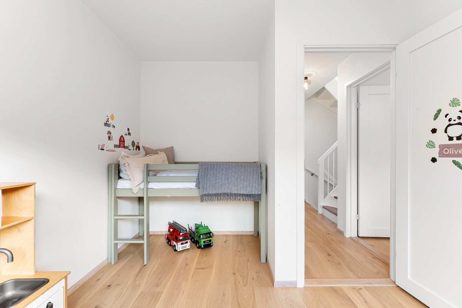 Plass til seng med tilhørende møblement og garderobeløsning om ønskelig. Galleribilde