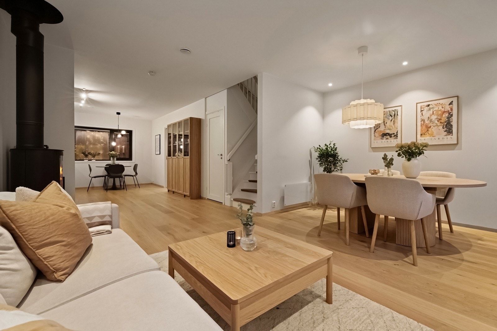 Stue og kjøkkenet ligger i meget velfungerende, åpen løsning og utgjør et nydelig allrom - Store vindusflater i to himmelretninger. Galleribilde