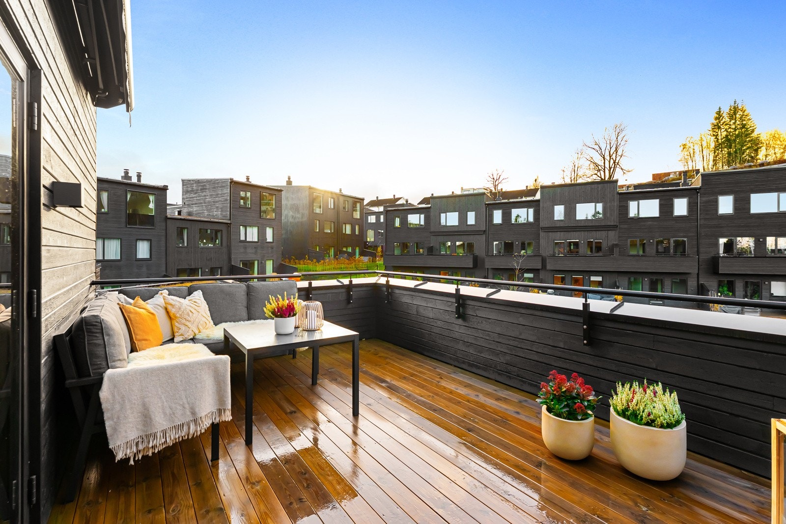 Stor og vestvendt takterrasse på ca. 16 m² med glimrende solforhold - Sol fra ca. kl. 13:00 og til sen kveld midtsommers. Galleribilde