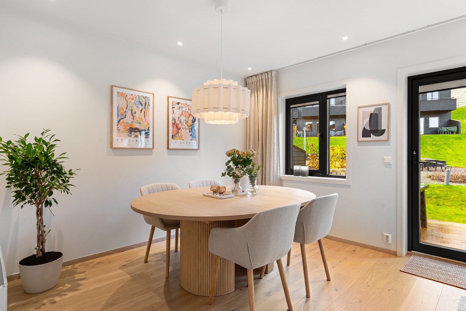 God plass til stort spisebord - Nydelig utsyn over frodig fellesområde og privat hagedel. Galleribilde