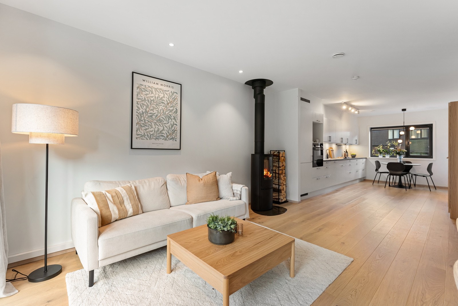 Moderne peisovn for effektiv varme på kalde høst- og vinterkvelder - Plisségardiner er montert på vinduene. Galleribilde