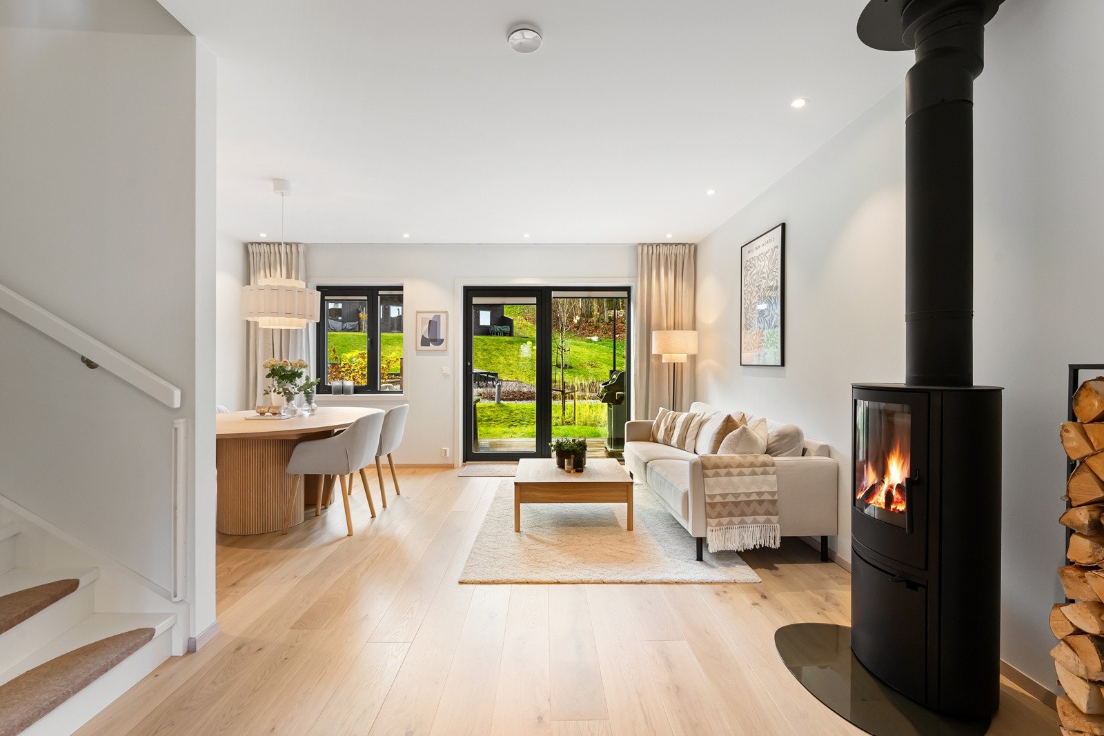 Flott lysinnslipp fra to himmelretninger og enstavs parkett - Velplasserte downlights i himling. Galleribilde