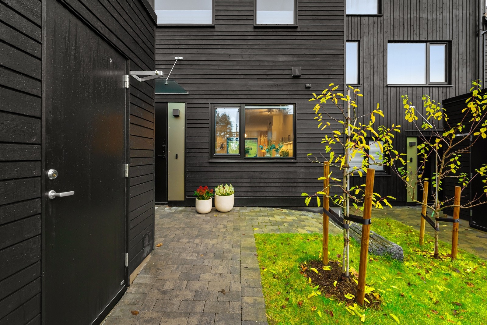 Innbydende inngangsparti med praktisk utebod på ca. 5 m² - God plass til oppbevaring av utstyr. Galleribilde