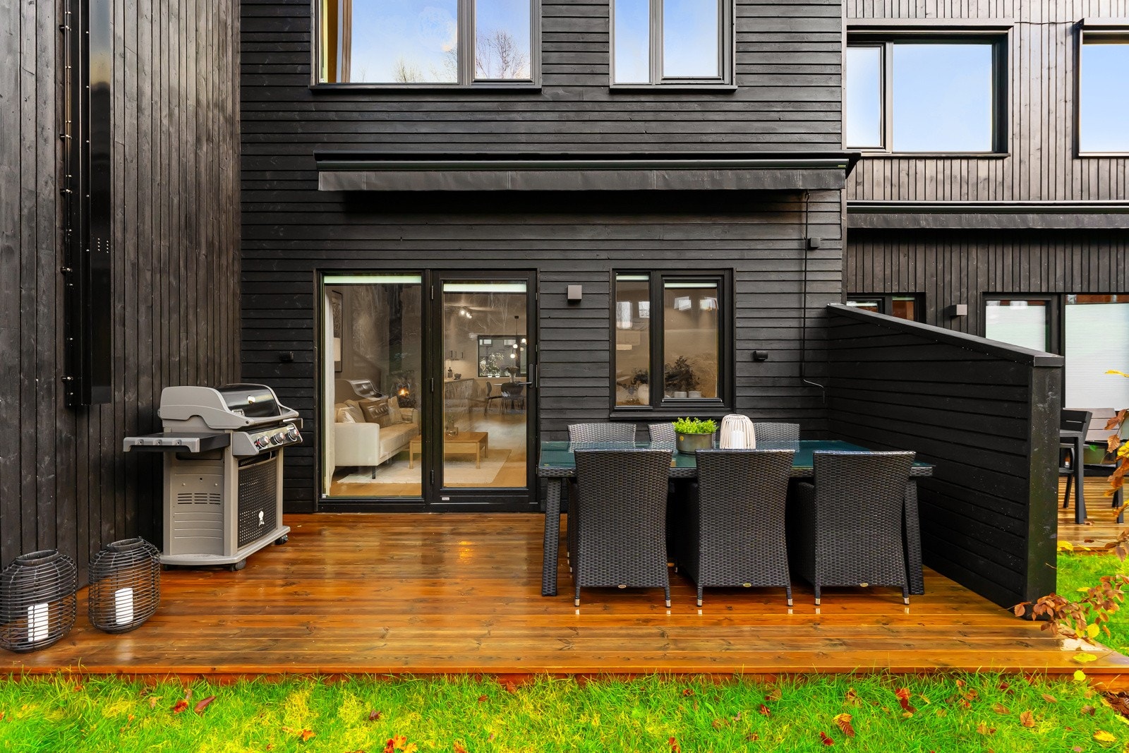 Fin plass til stort utemøblement - Utstyrt med markise, veggbelysning og dobbel stikkontakt. Galleribilde