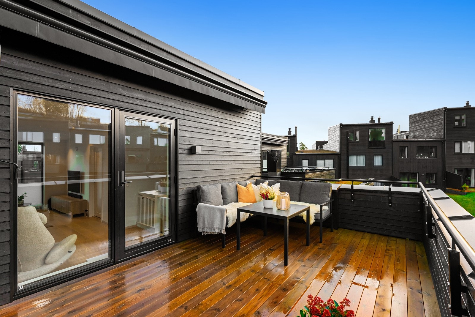 Takterrassen oppleves som svært usjenert og har nydelig utsyn over pent opparbeidet fellesområde. Galleribilde