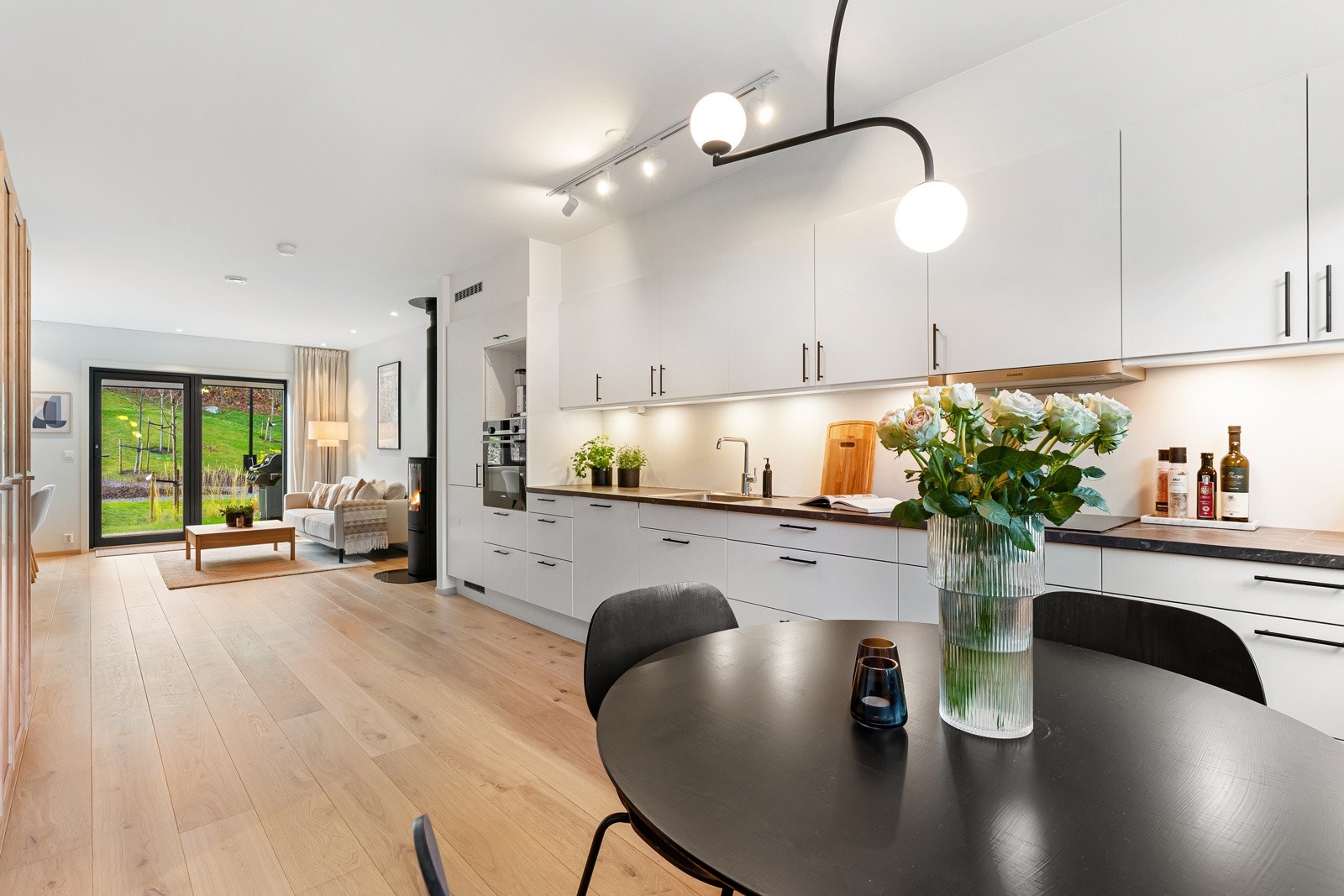 Stort spisekjøkken - Åpen og gjennomtenkt løsning med stuen gir god flyt og romfølelse. Galleribilde