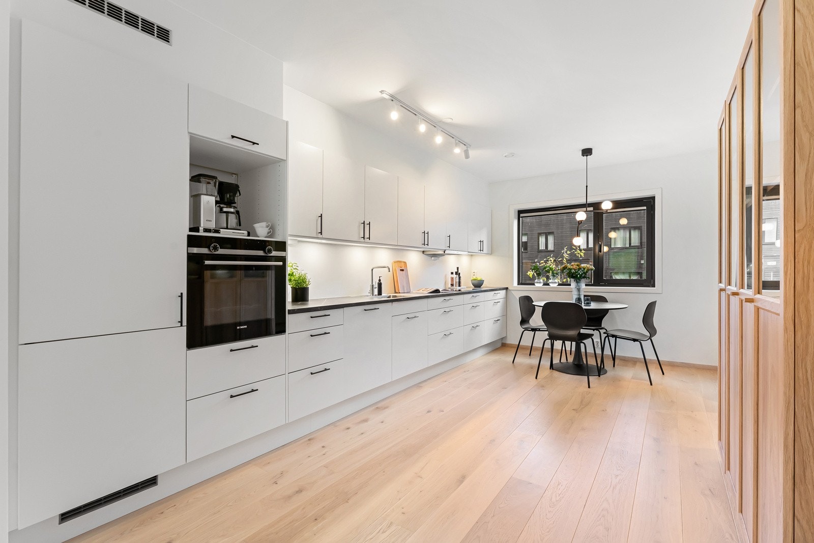 Innholdsrikt spisekjøkken fra anerkjente Sigdal. Galleribilde