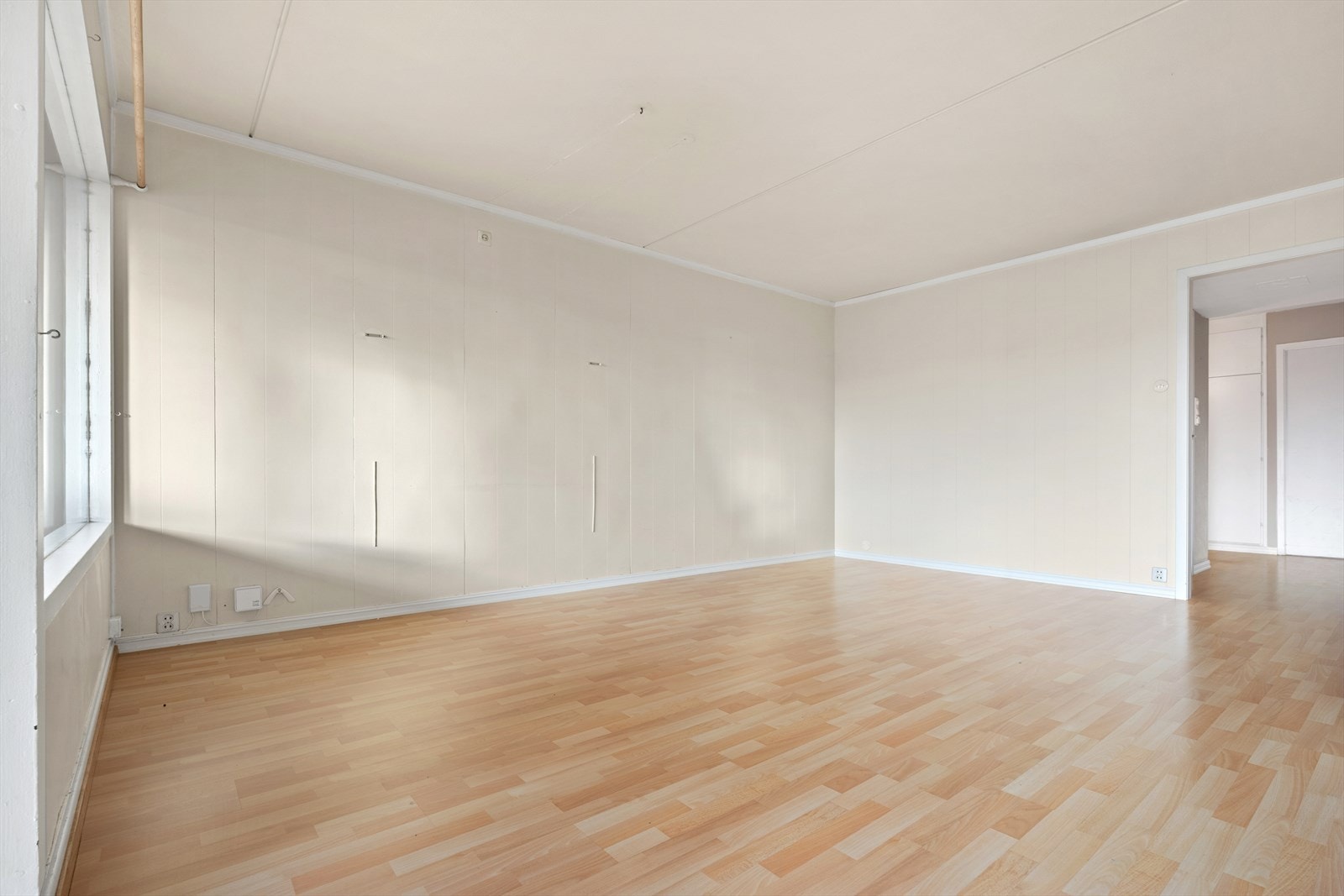 Stor og lys stue med muligheten til å etablere et ekstra soverom hvis det ønskes. Galleribilde