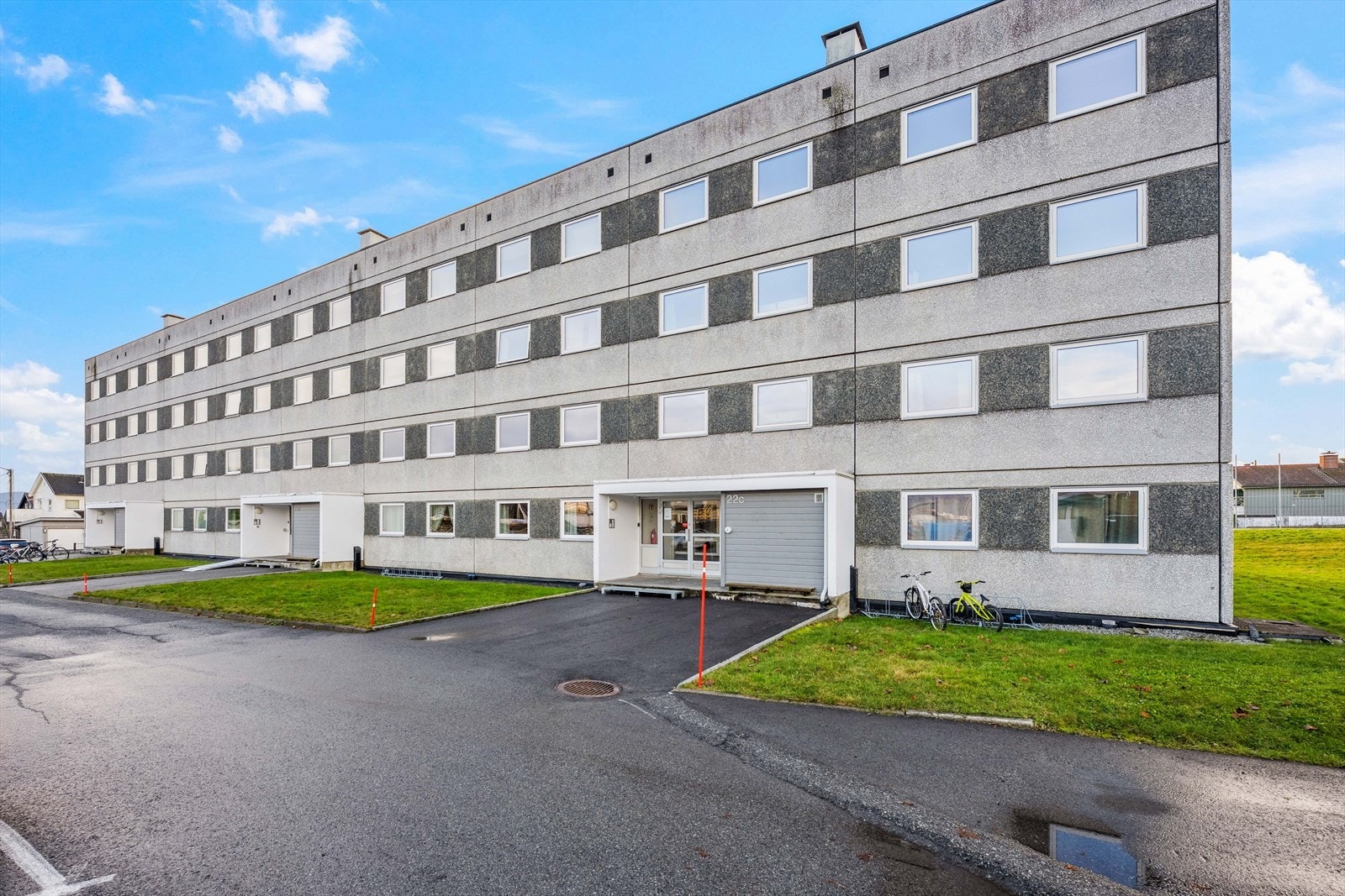 Det medfølger i tillegg til bod i kjeller og parkering på felles oppmerkede plasser. Galleribilde