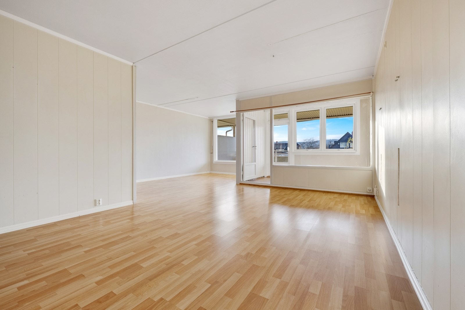 Leiligheten byr på: Entrè, gang, 3 soverom, bad, vaskerom, 2 stuer og kjøkken. Galleribilde