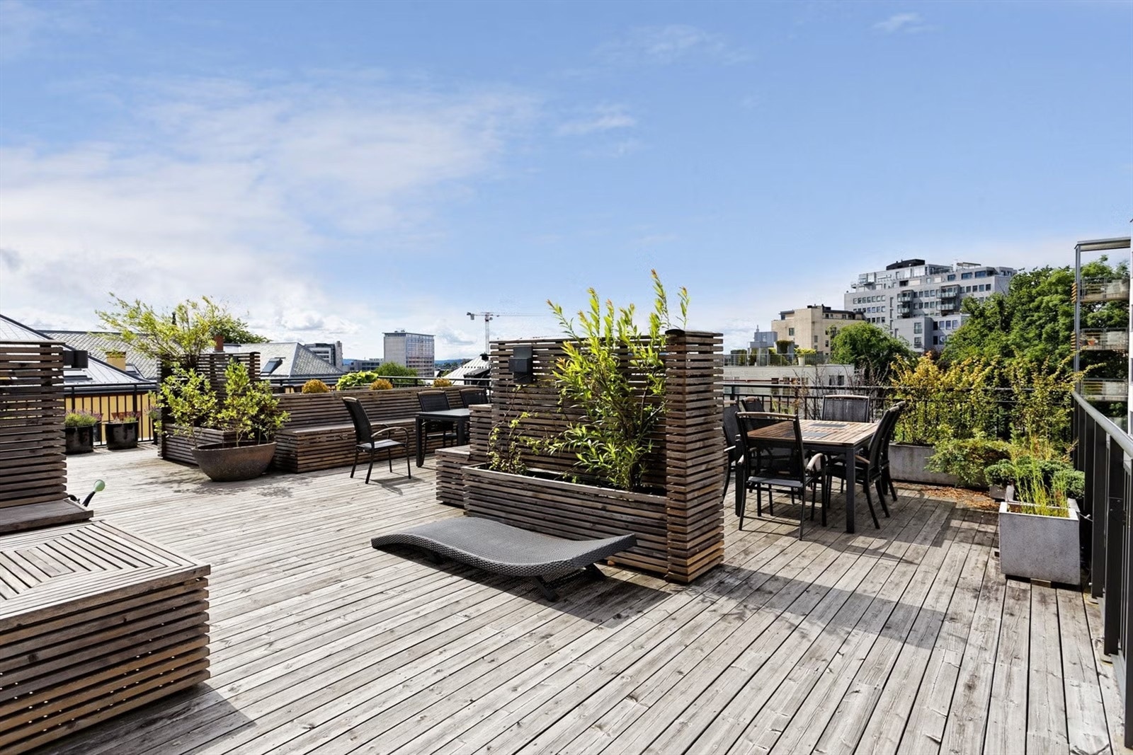 Borettslaget har to felles takterrasser, begge med ulike sittegrupper og flotte solforhold Galleribilde