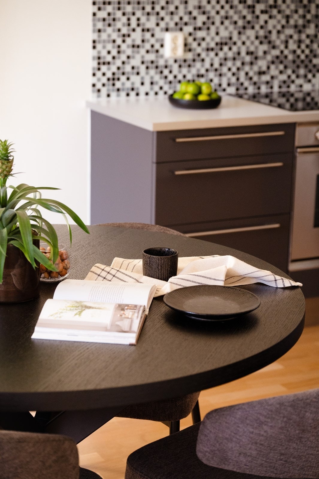 God plass til spisebord tilknyttet kjøkkenet Galleribilde