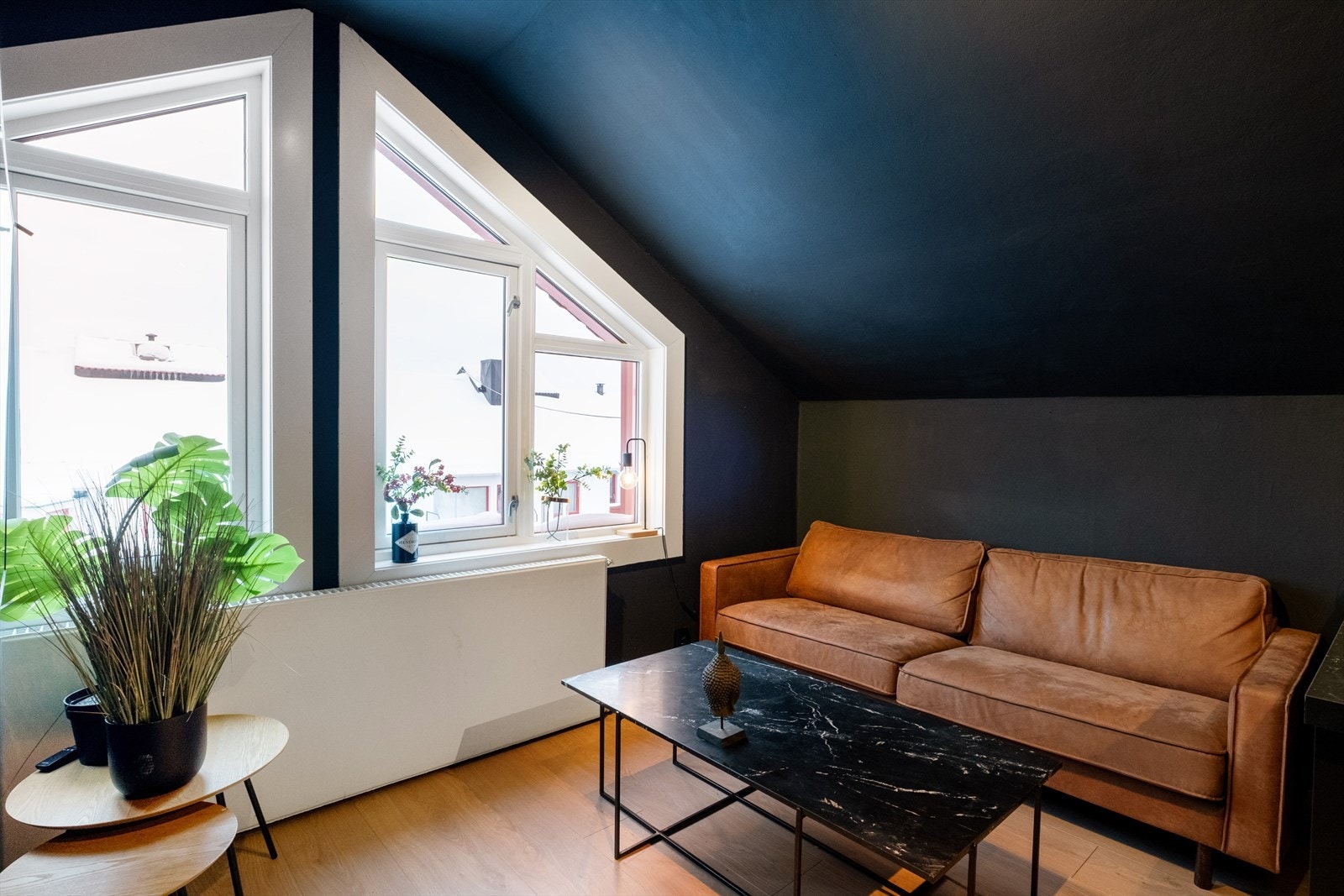 Det er oppvarming fra radiator. Denne er tilknyttet sentralvarmeanlegget i bygget. Galleribilde