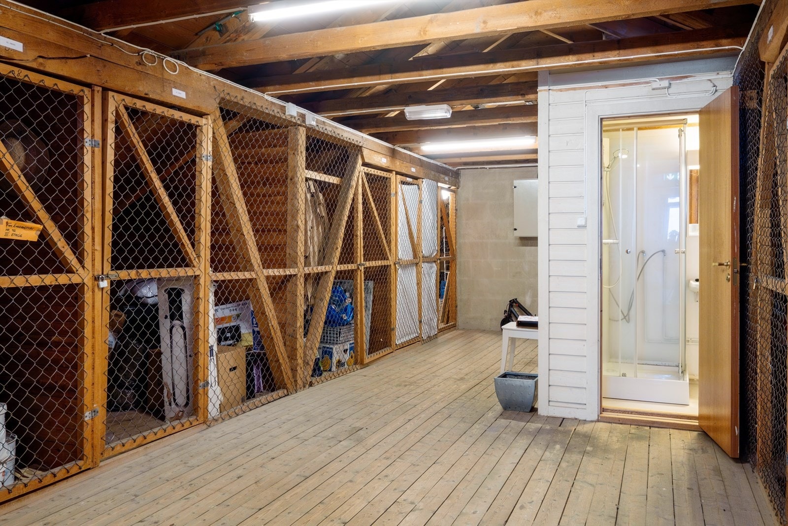 Badet ligger i samme etasje som leiligheten, men man må ut til trappegangen og inn den andre døren fra trappegangen. Galleribilde