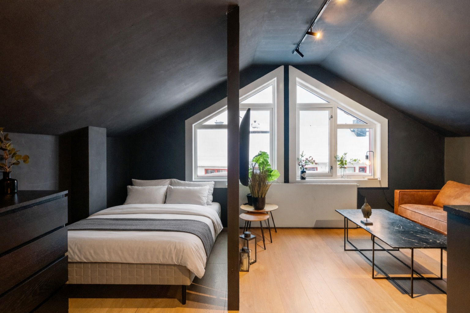 Spileveggen deler stuesonen og alkoven. Galleribilde