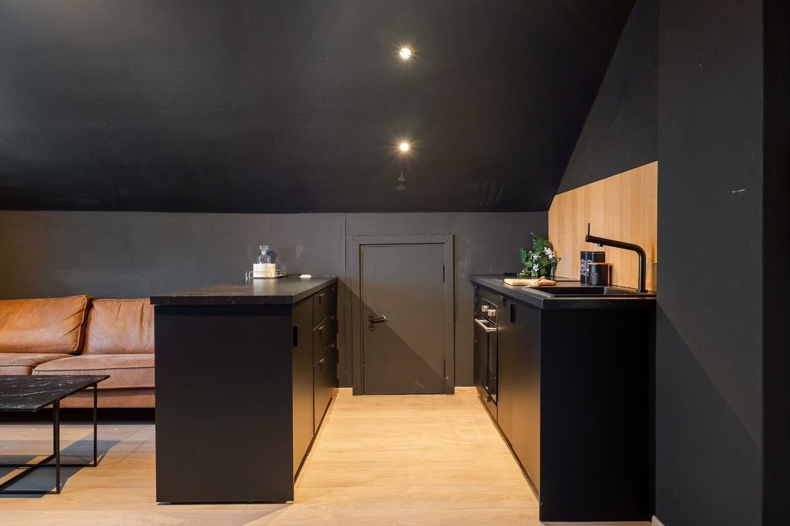 Det er godt med lagring i kneveggene. Fra leiligheten er det 3 dører til lagringplass i knevegg. Galleribilde